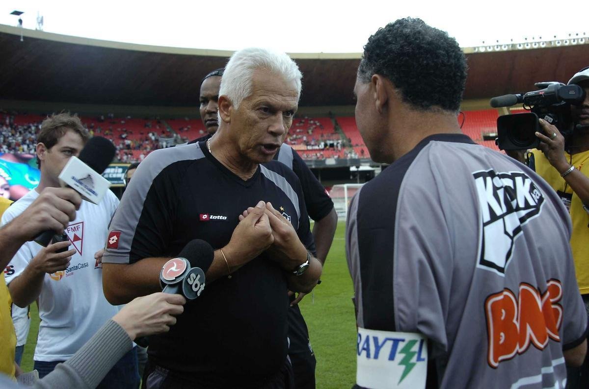 Emerson Leo (esquerda) foi o treinador do Atltico quatro vezes contra o Cruzeiro em 2009. Foram trs derrotas e um empate diante do maior rival.