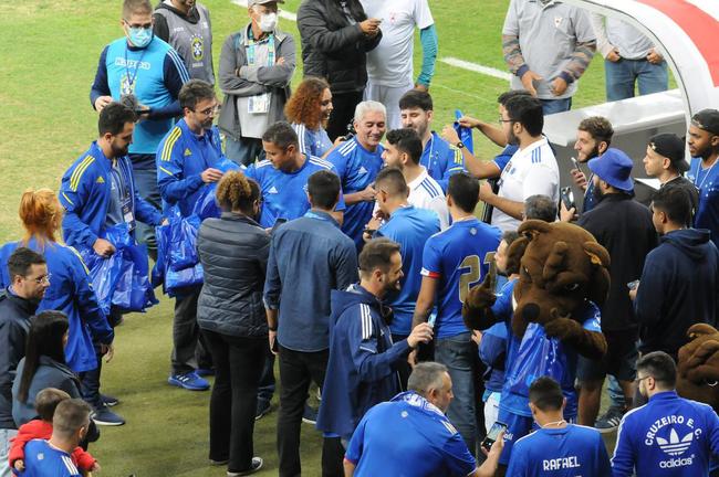 dolos do Cruzeiro, Nonato e Marcelo Ramos participaram de ao com scios-torcedores do clube antes da partida contra o Sport pela Srie B (28/6/2022)