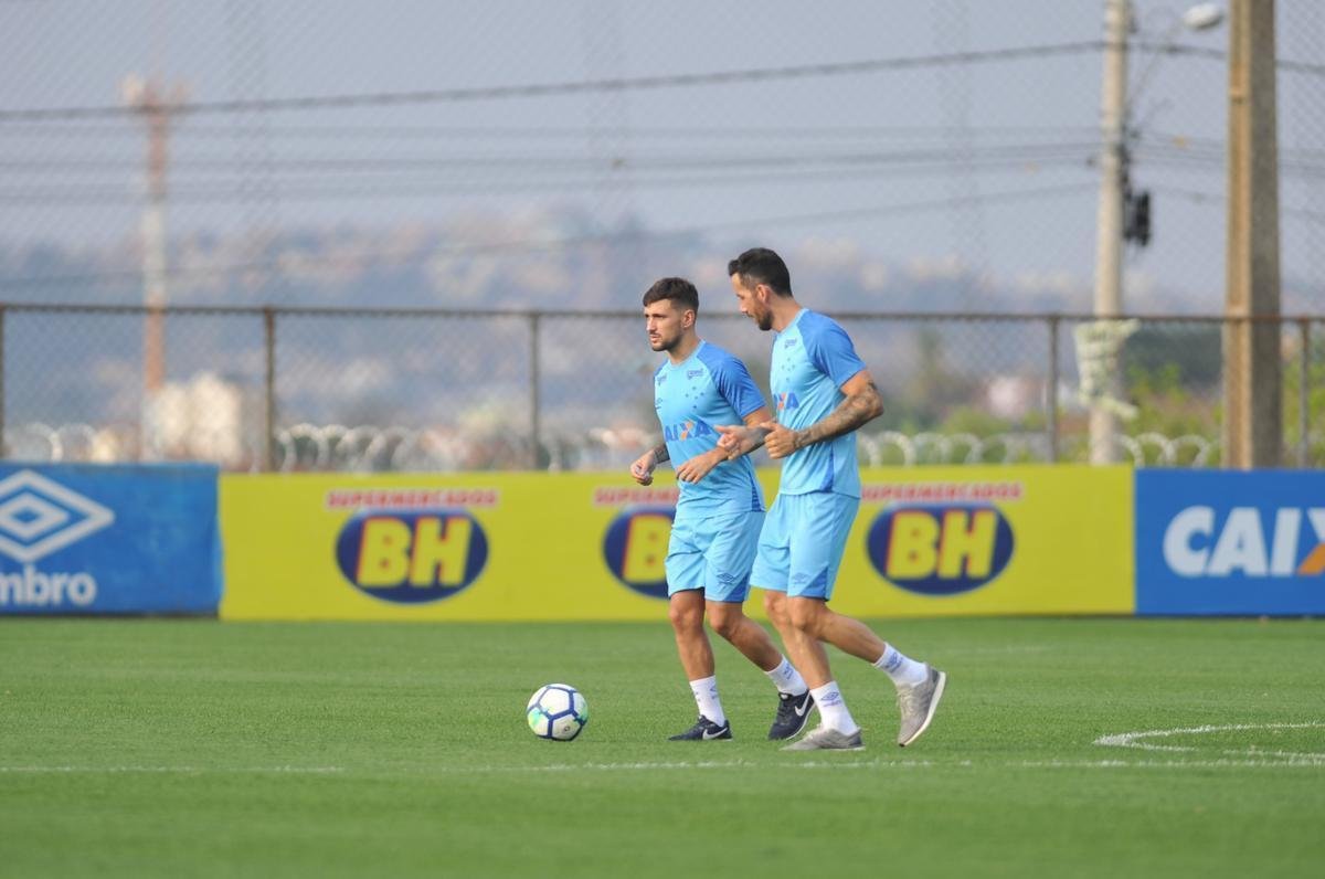 Meia uruguaio De Arrascaeta treinou e est nos planos de Mano para jogo contra o Palmeiras