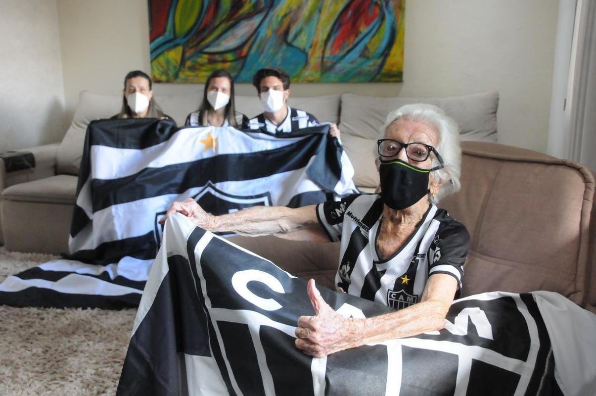 Ana C�ndida de Oliveira Marques, a Vov� do Galo, de 101 anos, ao lado da filha, Maria Aparecida, e dos netos Marcelo e Sabrina