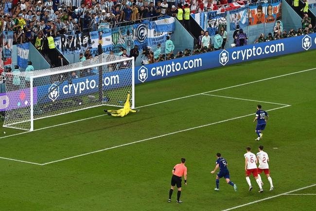 Goleiro Wojciech Szczesny defendeu pnalti cobrado por Messi no duelo entre Polnia e Argentina no Estdio 974