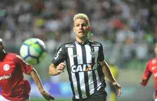 Em jogo com chuva de granizo e 'apago' no Horto, Galo  batido pelo Internacional por 1 a 0