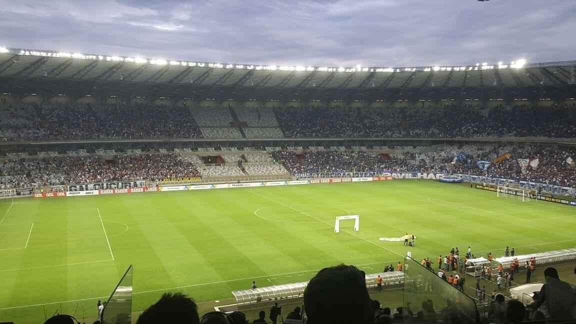 Aps quatro anos, Mineiro voltou a ficar dividido meio a meio com as torcidas de Atltico (e) e Cruzeiro (d)