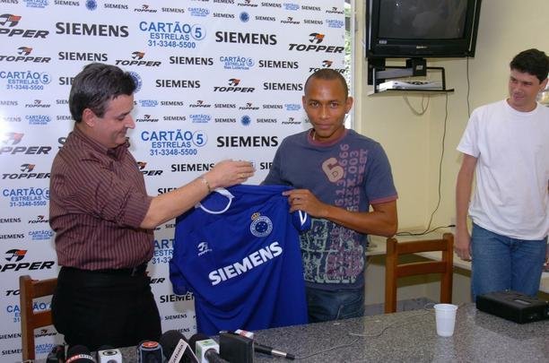 Francismar (2005) - foi contratado ao América, ao lado de Daniel Morais, por R$ 850 mil. Diferentemente do colega, que disputou apenas duas partidas pelo Cruzeiro, o meia teve, relativamente, vida longa na Toca da Raposa II. Versátil para atuar também como lateral, ele disputou 63 jogos e marcou seis gols, conquistando o Campeonato Mineiro de 2006.