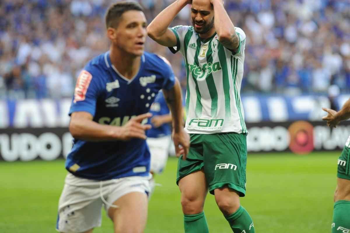 Lance de Cruzeiro e Palmeiras pela 12 rodada do Campeonato Brasileiro 