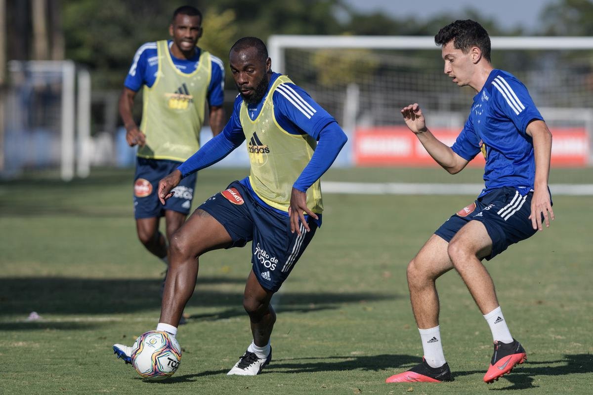 Fotos do primeiro treino do Cruzeiro, na Toca da Raposa II, sob o comando de Ney Franco. Treinador de 54 anos foi oficializado nesta quarta-feira
