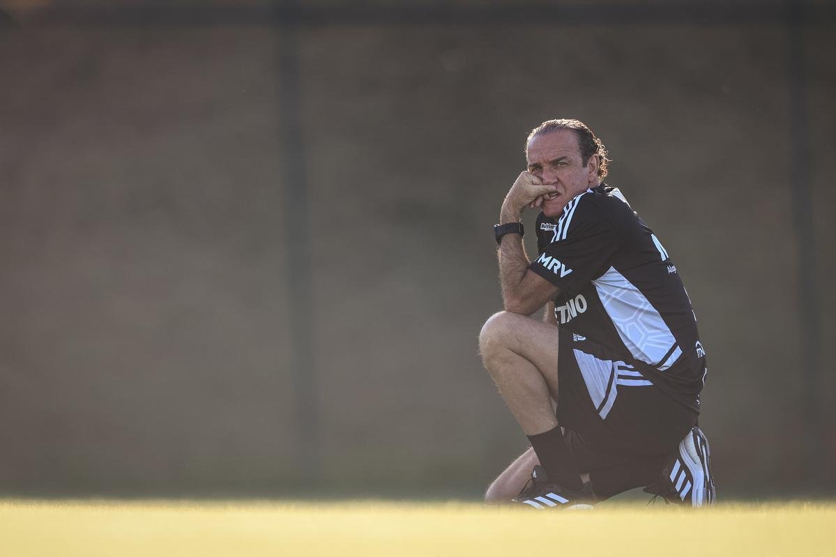 Nesta tera-feira (26), Cuca foi apresentado como treinador do Atltico - pela terceira vez na carreira. Primeiro, foi saudado pelo diretor de futebol Rodrigo Caetano e concedeu entrevista coletiva na sala de imprensa da Cidade do Galo. Depois, comandou o primeiro treino com o elenco no CT, j pensando no confronto contra o Internacional, pelo Campeonato Brasileiro.