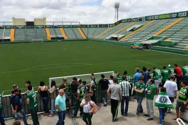 Chapec amanheceu arrasada: milhares de pessoas foram  Arena Cond chorar a morte de 71 pessoas na queda do avio que levava a Chapecoense a Medelln para a final da Copa Sul-Americana. Dia foi de oraes para a vtimas e os seis sobreviventes, dentre eles trs atletas: o goleiro Follmann, o zagueiro Neto e o lateral Alan Ruschel. Cidade do Oeste de Santa Catarina est de luto.