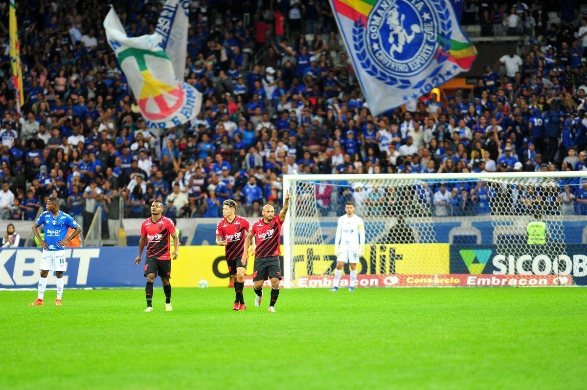 Lances do primeiro tempo de Cruzeiro x Athletico-PR, no Mineiro, pela 12 rodada do Brasileiro; time paranaense saiu na frente na etapa inicial com gol de pnalti do lateral Jonathan
