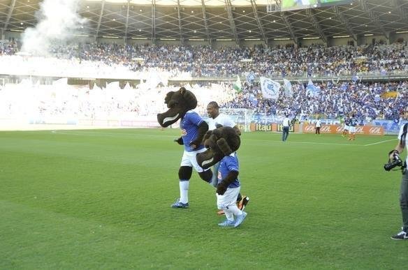 Jlio Baptista foi apresentado com uma novidade pelo departamento de marketing do Cruzeiro. O jogador entrou no gramado do Mineiro em um carro-forte e deu a volta no estdio. O veculo apresentava a frase: Patrimnio Scio do Futebol. Quando o meia desceu, ele foi saudado pelos torcedores e fogos foram lanados.   
