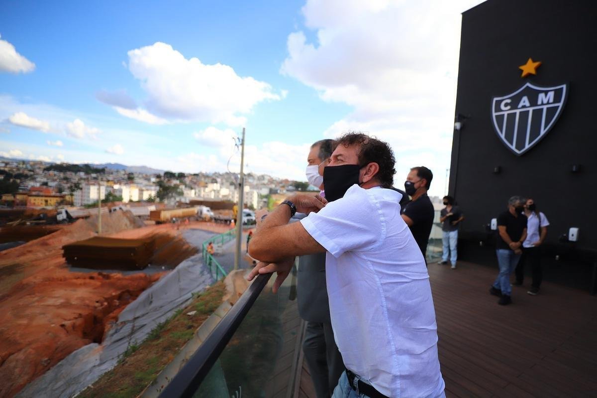 Aps comandar seu primeiro treino, Cuca foi apresentado na Arena MRV, futura casa do Atltico. O treinador de 57 anos conheceu o andamento das obras e respondeu perguntas de jornalistas no local.