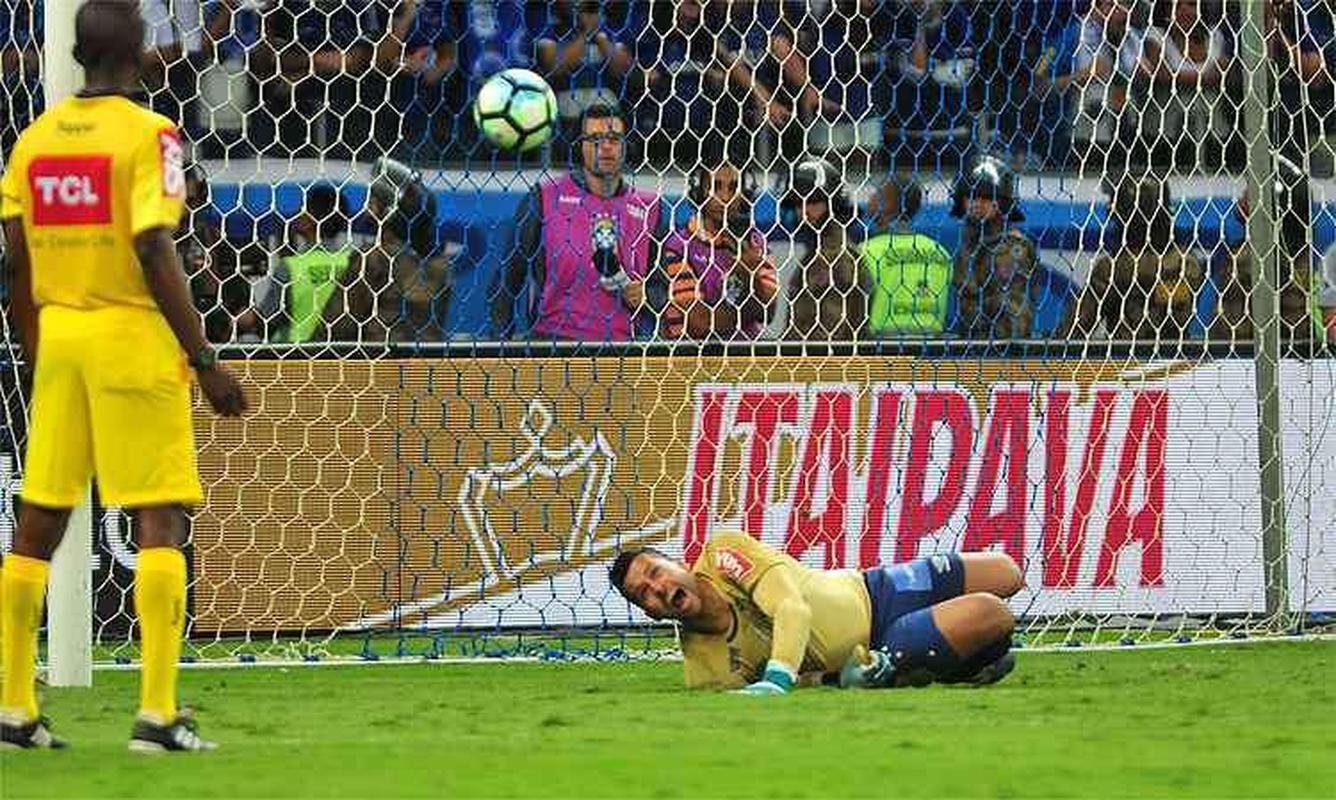 Em 2017, F�bio defendeu a cobran�a de Diego na disputa por p�naltis contra o Flamengo e deu o quinto t�tulo da Copa do Brasil ao Cruzeiro 