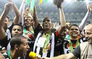 Capito Leonardo Silva ergue a taa e jogadores festejam o ttulo indito da Copa do Brasil