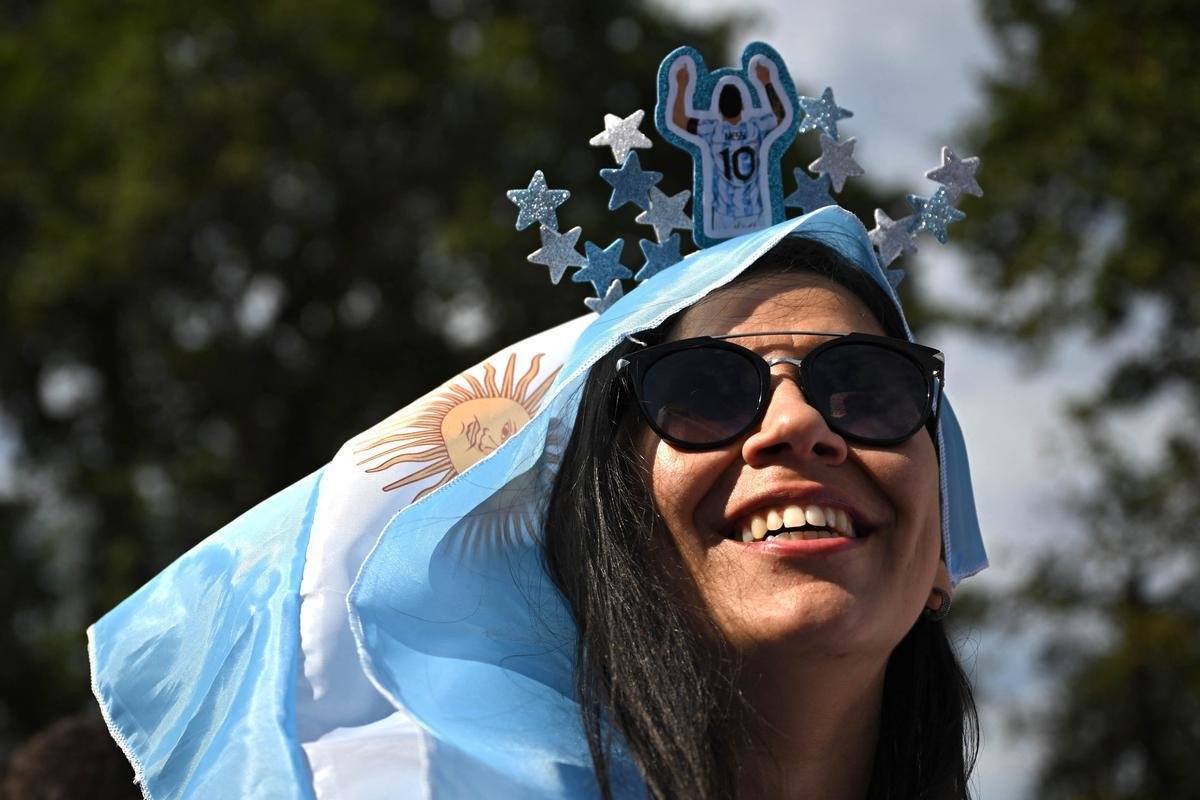 Argentinos celebram, pelas ruas de Buenos Aires, a classificao da seleo s quartas de final da Copa do Mundo do Catar. Equipe liderada por Lionel Messi venceu a Austrlia, neste sbado (3), por 2 a 1