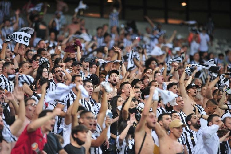 No segundo tempo, de cabea, Vargas abriu o placar para o Atltico no Mineiro: 1 a 0