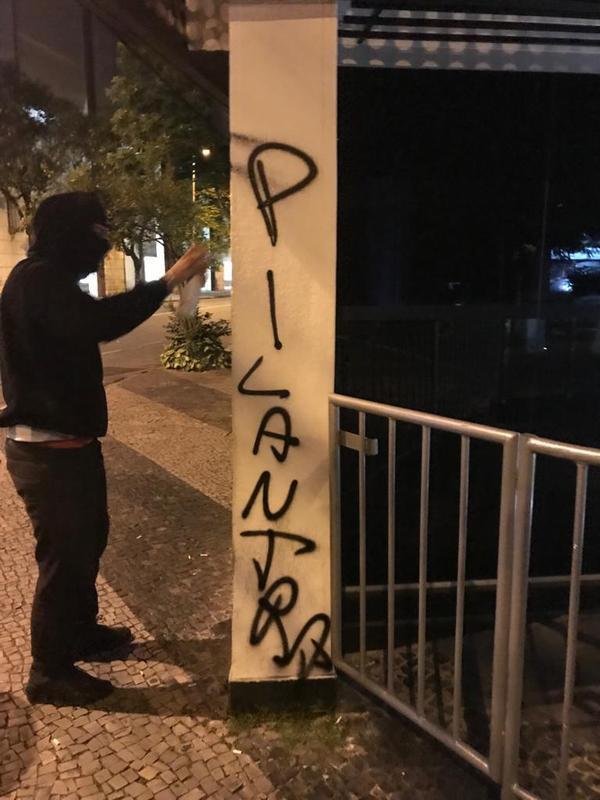 Imagens do protesto da torcida do Atltico na sede de Lourdes