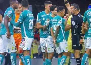 Lance polêmico ocorreu aos 19 minutos do segundo tempo, quando os jogadores do León reclamavam bastante do gol de empate do América do México