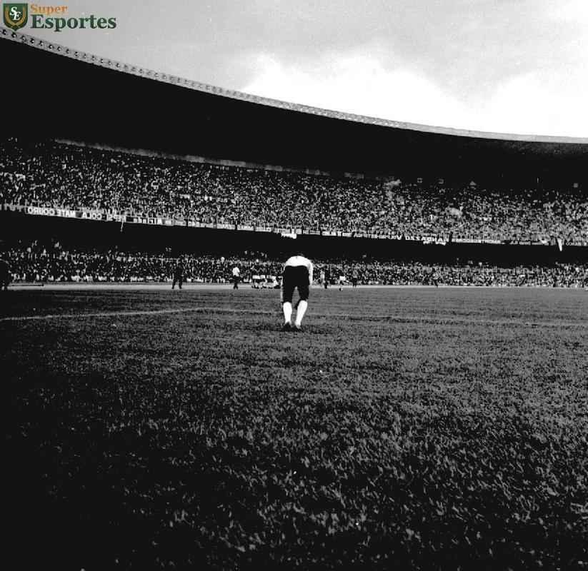 O recorde de pblico nos clssicos, que no ser mais atingido devido  reduo da capacidade do estdio, pertence ao jogo em que a Raposa venceu o Galo por 1 a 0, gol de Natal: 123.351 pagantes. As duas equipes faziam excelentes campanhas no Campeonato Mineiro. Em 12 jogos, cada time havia vencido 11. Nem o aumento no preo dos ingressos afastou o torcedor. O pblico total foi de 129.296 torcedores.