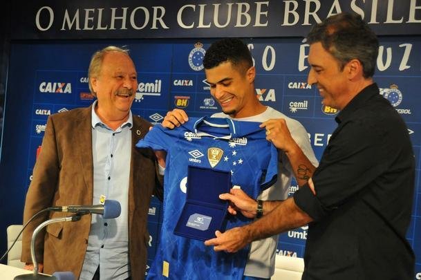 Cruzeiro apresentou o lateral-esquerdo Egdio como novo reforo para a temporada 2018