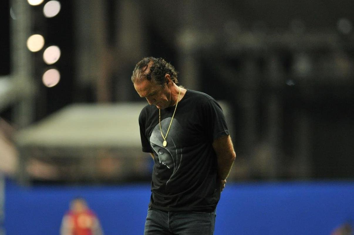 Torcida do Bahia vibra com gols; tcnico Cuca fica cabisbaixo
