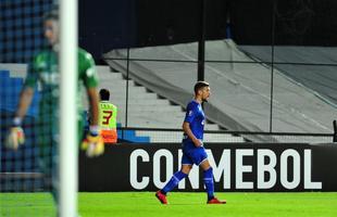 Fotos do primeiro tempo de Racing e Cruzeiro, no El Cilindro, pela Copa Libertadores. Arrascaeta empatou para o Cruzeiro, de cabea, aps cruzamento de Egdio