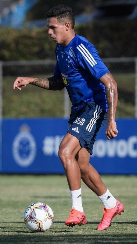 Fotos do primeiro treino do Cruzeiro, na Toca da Raposa II, sob o comando de Ney Franco. Treinador de 54 anos foi oficializado nesta quarta-feira