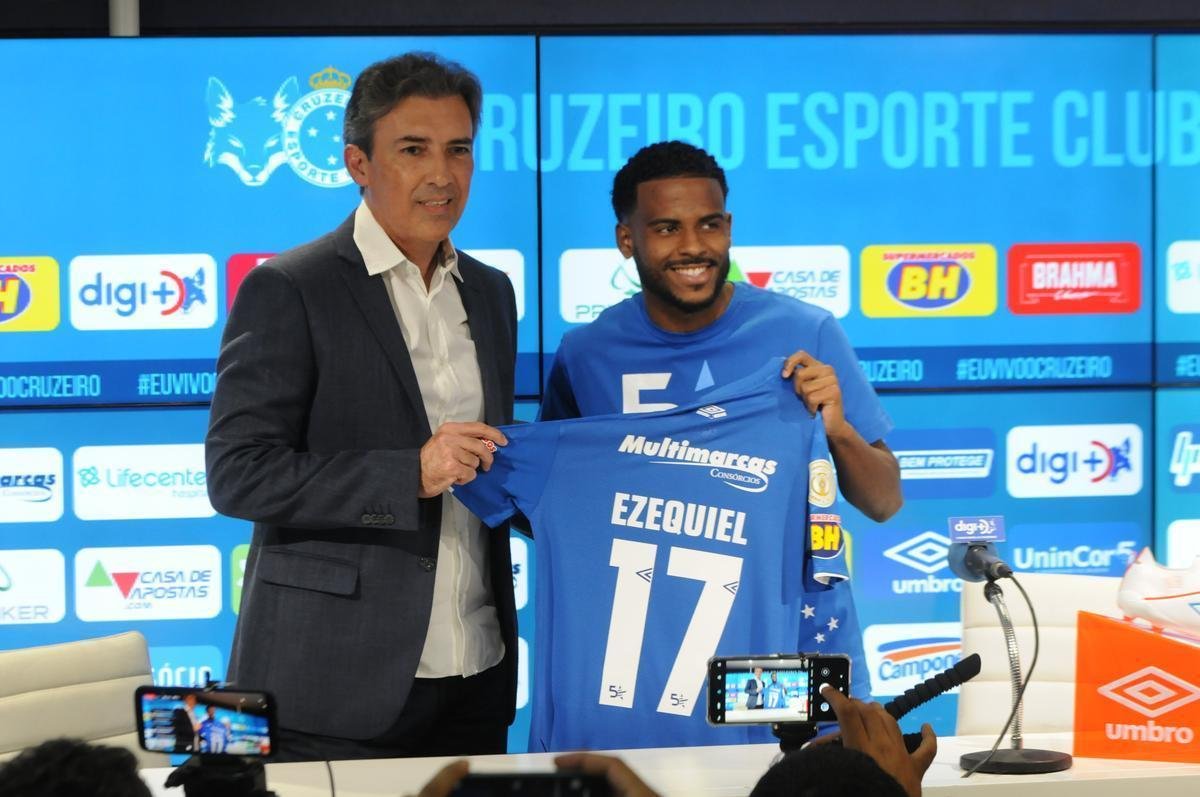 Fotos da apresentao do atacante Ezequiel no Cruzeiro