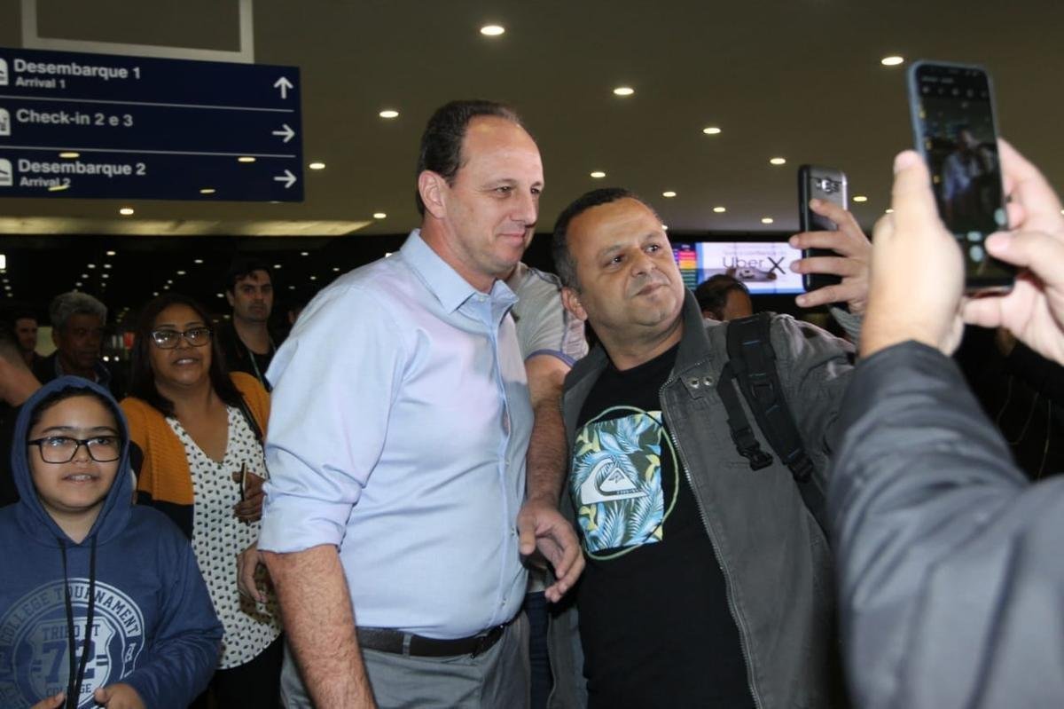 Novo treinador do Cruzeiro, Rogrio Ceni desembarcou em Confins na manh desta tera-feira e recebeu apoio de torcedores 