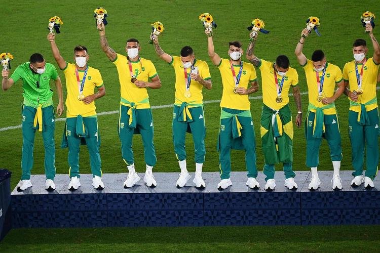 Jogadores da Seleo Brasileira recebem a medalha de ouro pela conquista olmpica no futebol