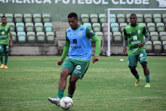 O Amrica segue com treinos preparatrios para a disputa do Campeonato Mineiro 2021. Comandados pelo auxiliar tcnico Mrcio Hahn, jogadores da base americana - e tambm os que tiveram menos oportunidades na temporada 2020 - realizam atividades voltadas ao Estadual.