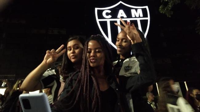 Festa da torcida do Atltico pela conquista do tricampeonato mineiro. Torcedores foram  sede do clube, em Lourdes, na regio Centro-Sul de BH, para celebrar a vitria sobre o Cruzeiro na final nica