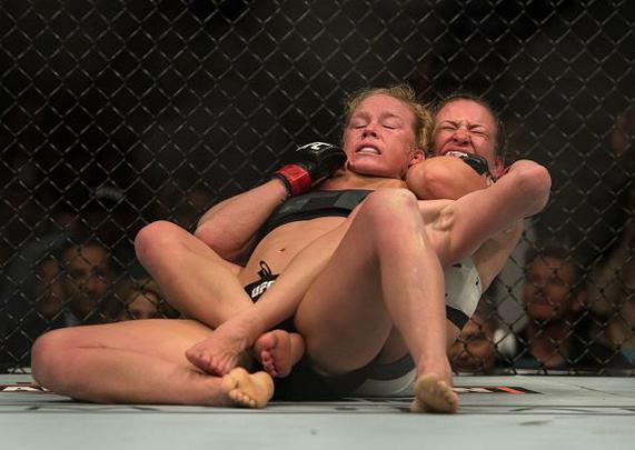 Miesha Tate finaliza Holly Holm com mata-leo, no quinto round, e conquista cinturo peso galo