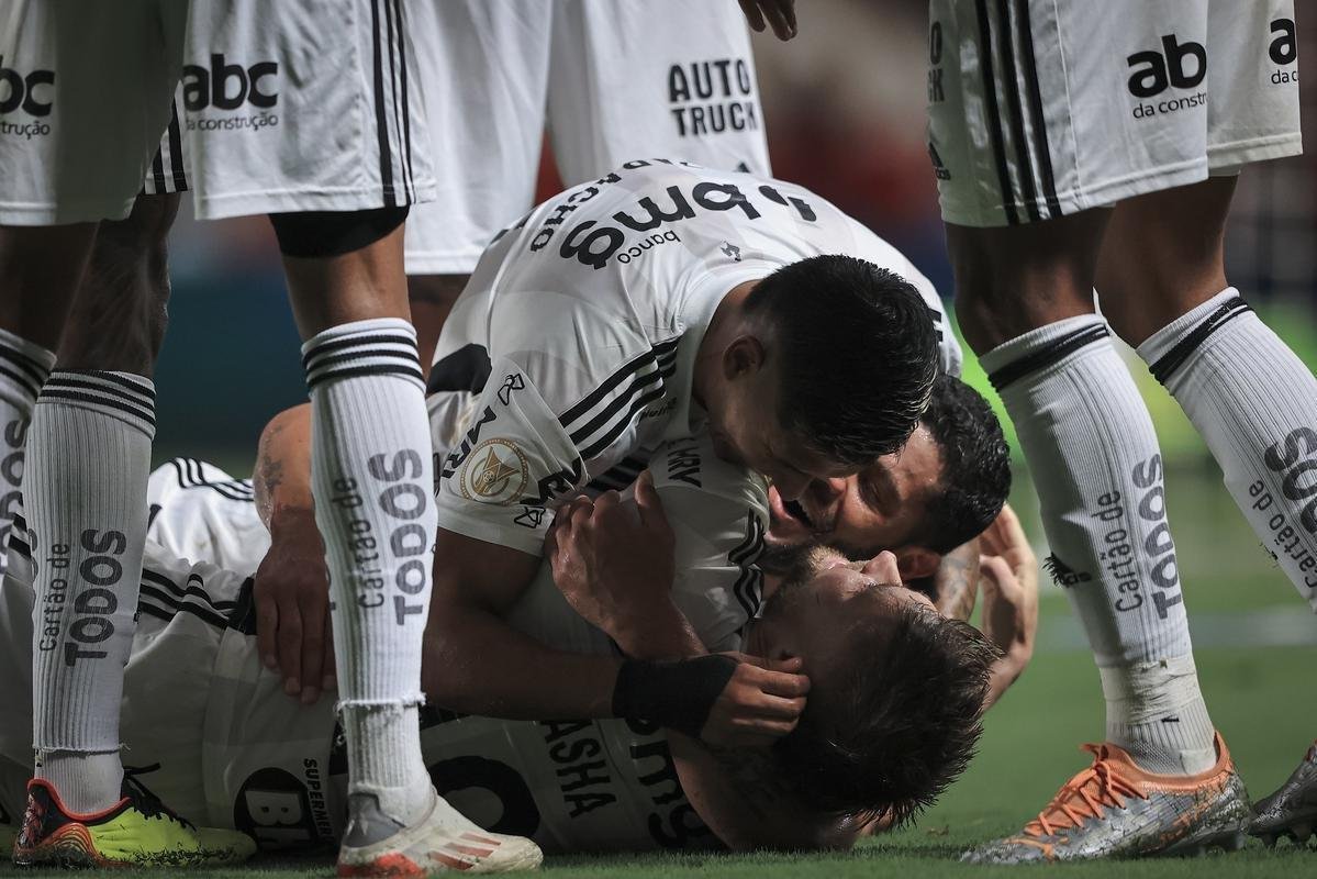 Atltico-GO x Atltico: veja fotos do jogo pelo Brasileiro