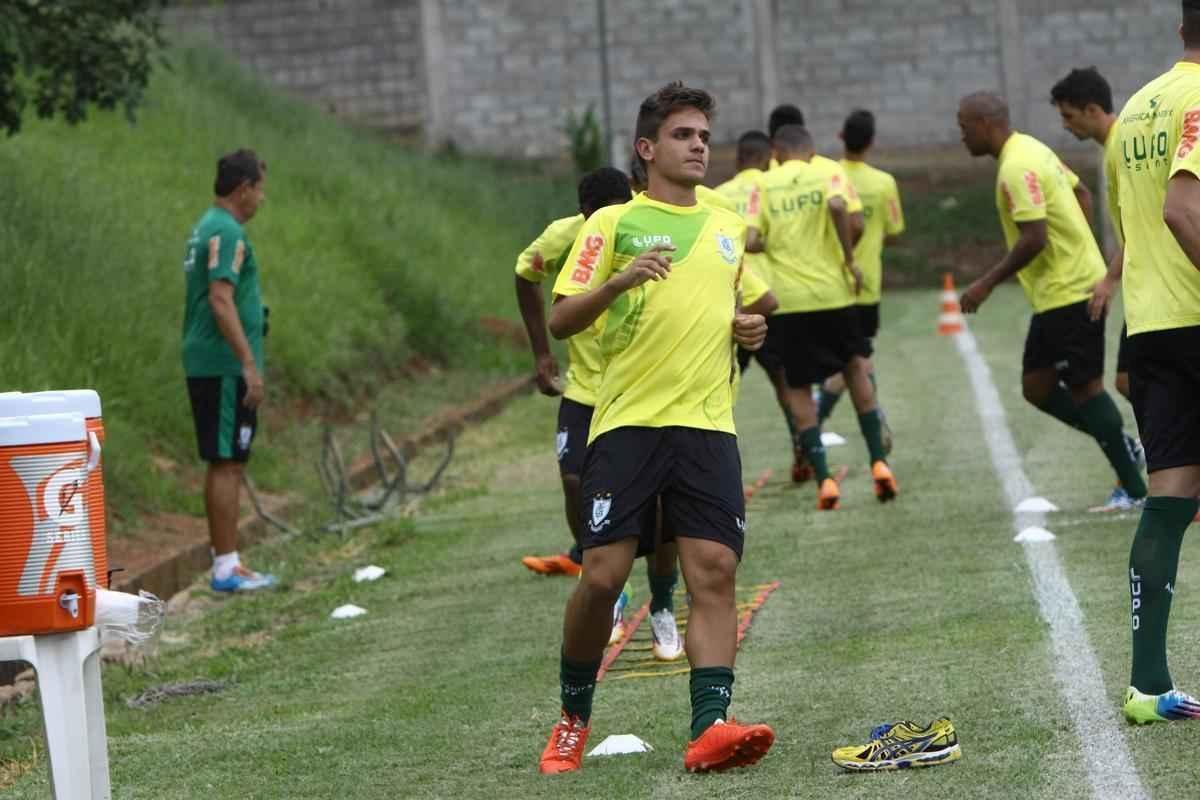 O elenco do Amrica se reapresentou para a temporada 2015 na tarde desta segunda-feira, no CT Lanna Drumond. Depois de reunio com integrantes do conselho de administrao, os jogadores foram para um campo secundrio, onde realizaram o primeiro trabalho com bola. O gramado principal passa por reformas.