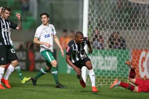 Lance de Atltico x Chapecoense, jogo vlido pelo Campeonato Brasileiro