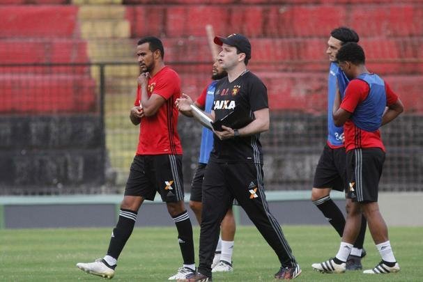 Após encontrar dificuldades para encontrar um técnico que aceitasse o desafio de dirigir o Sport apenas nos oito jogos restantes do Campeonato Brasileiro, o presidente João Humberto Martorelli confirmou, no dia 13 de outubro de 2016, a efetivação do auxiliar Daniel Paulista como treinador do time até o final da Série A. A missão, com o time beirando o Z4, na 16ª posição, era uma só: salvar o clube do rebaixamento