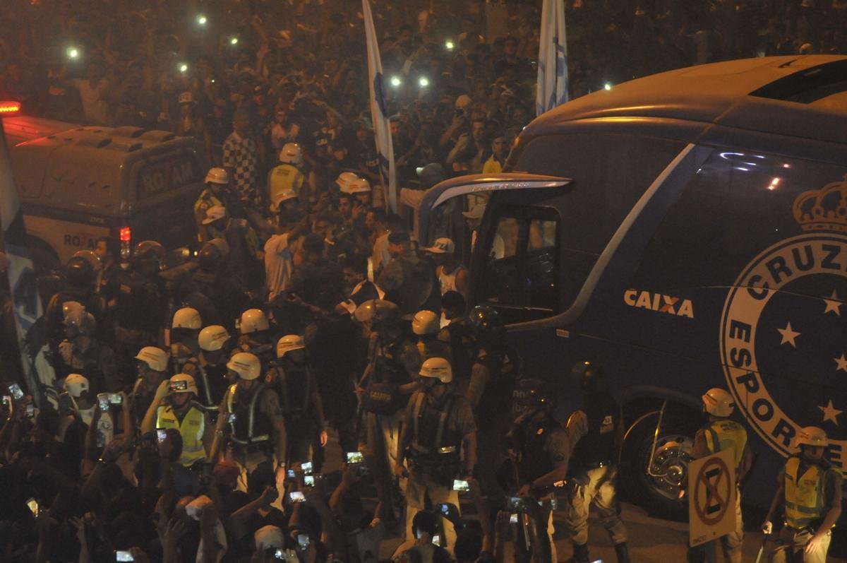 Jogadores desceram do nibus em meio  torcida na chegada ao Mineiro