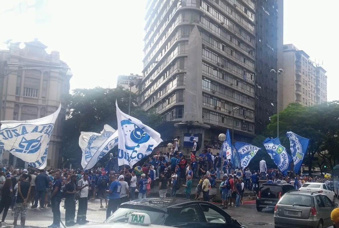 Praa Sete colorida de azul e branco! Multido cruzeirense vai s ruas celebrar a conquista do hexa da Copa do Brasil
