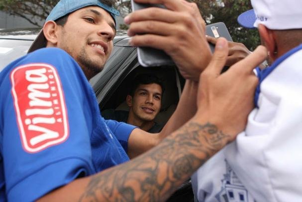 Torcedores do Cruzeiro foram  porta da Toca II apoiar os jogadores s vsperas do jogo com o Flamengo