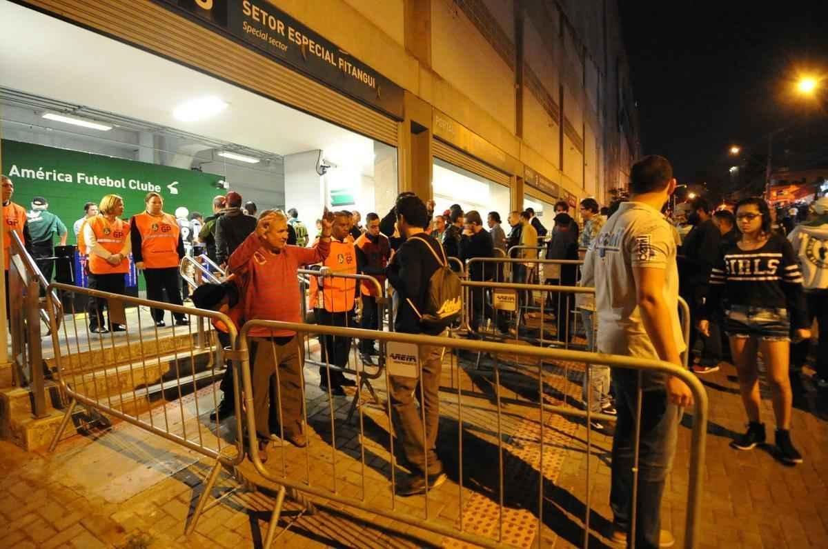 Aproveitando a boa fase do time em campo, torcedores americanos curtem pr-jogo em bares do Horto