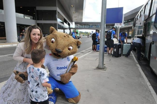 Minas desembarca no aeroporto de Confins, em BH, neste s�bado (30), ap�s o tri da Superliga Feminina