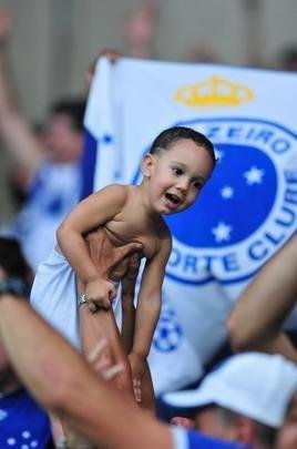 Torcida do Cruzeiro compareceu em grande nmero ao Mineiro e fez muita festa