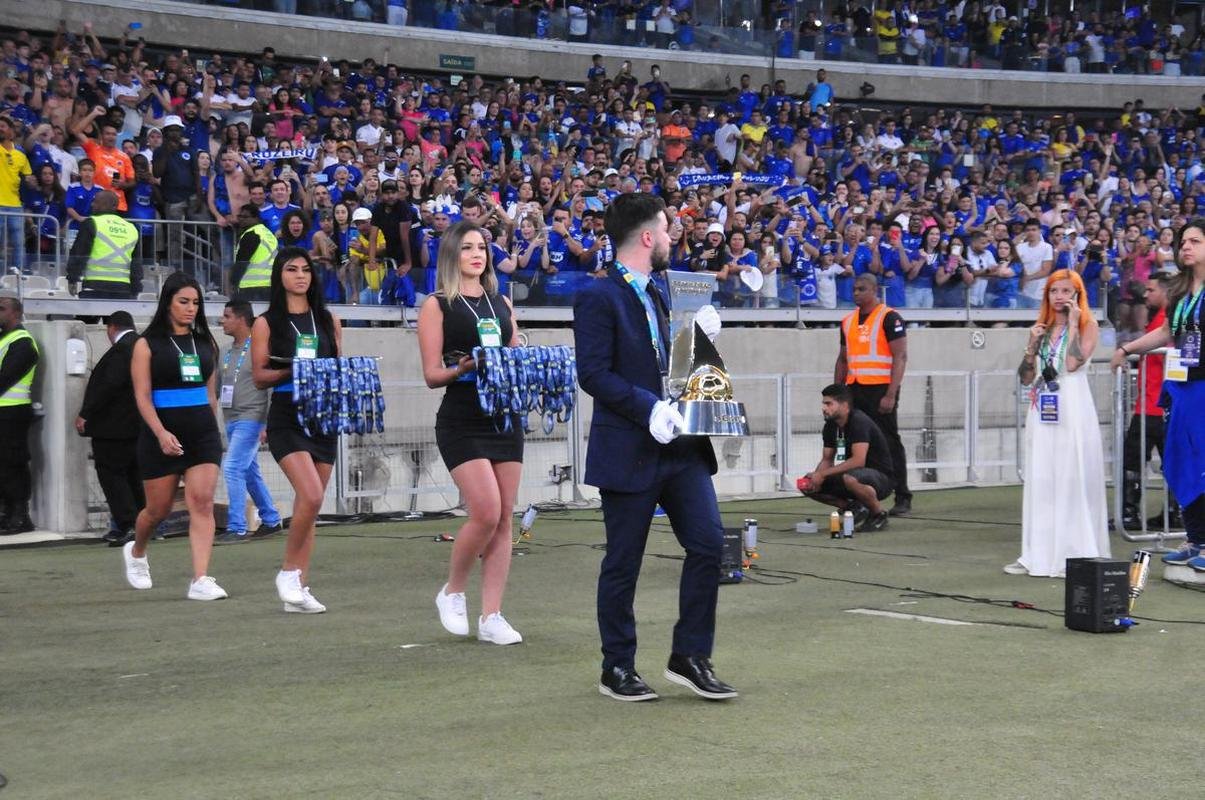 Cruzeiro levanta a taa da Srie B e faz festa no Mineiro