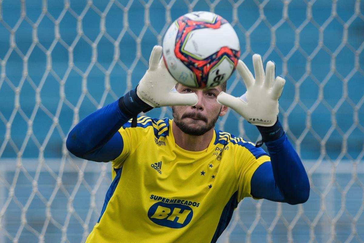 Fotos do treino do Cruzeiro no estdio Melo, em Varginha, na manh deste sbado (03/04)