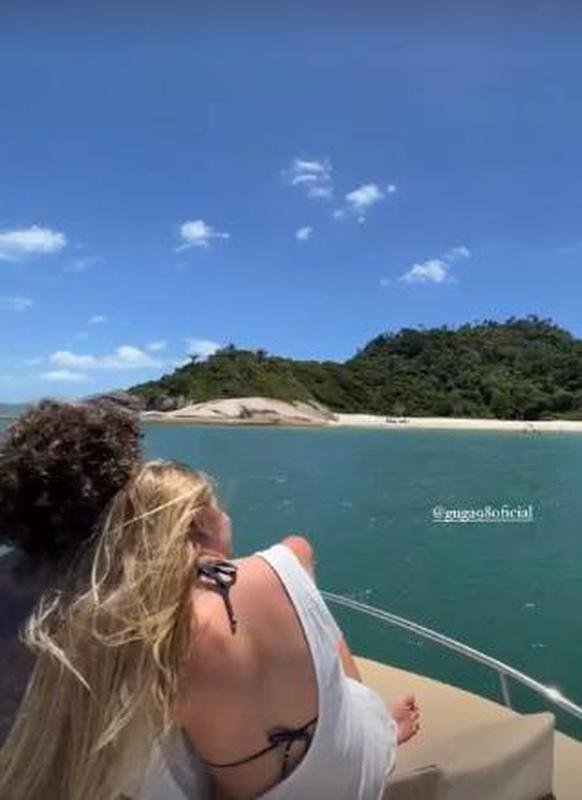 Lateral-direito Guga curte frias em famlia