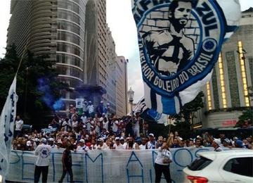 Integrantes de várias organizadas se reuniram em frente ao 'marco zero' de Belo Horizonte na tarde desta quinta-feira
