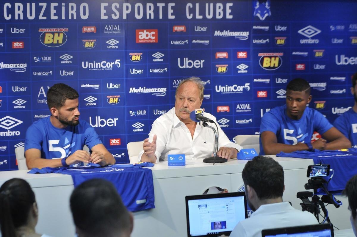 Cruzeiro apresentou o volante Jadson e o lateral-direito Luis Orejuela, primeiros reforos para a temporada