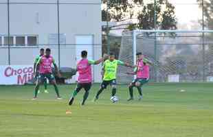 Depois de reunio com elenco e diretoria, Adilson Batista observou treino comandado por Drubscky no Amrica