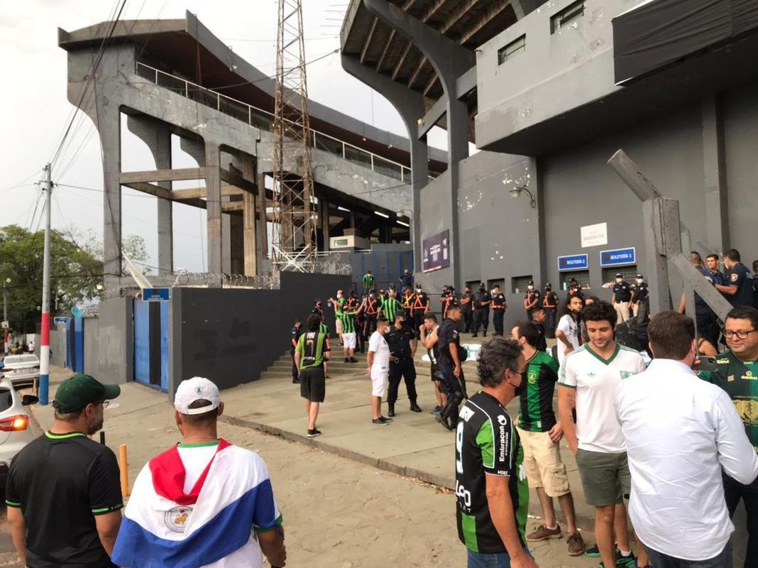 Fotos da torcida do Amrica no estdio Defensores del Chaco, em Assuno, antes da partida contra o Guaran pela segunda fase da Copa Libertadores