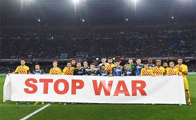 Jogadores de Napoli e Barcelona exibiram faixa em protesto contra invasão russa à Ucrânia